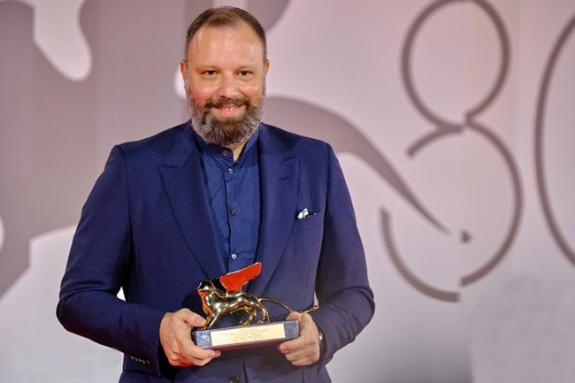 شیر طلایی بهترین فیلم جشنواره فیلم ونیز: یورگس لانتیموس برای «بیچارگان» Director Yorgos Lanthimos with his Golden Lion for Poor Things.jpg