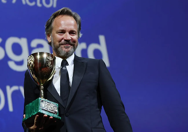 جام ولپی جایزۀ بهترین بازیگر مرد جشنواره فیلم ونیز: پیتر سارسگارد برای «خاطره» GettyImages-1670165604 copy.jpg