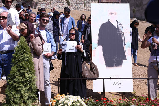 برخلاف دعوت خانه سینما، اعضای اندکی در مراسم مزار کیارستمی شرکت کردند image_13950715247_img_0534.jpg