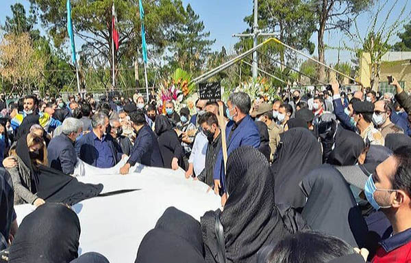 پیکر آزاده نامداری در قطعه هنرمندان به خاک سپرده شد photo_2021-03-29_11-58-33.jpg