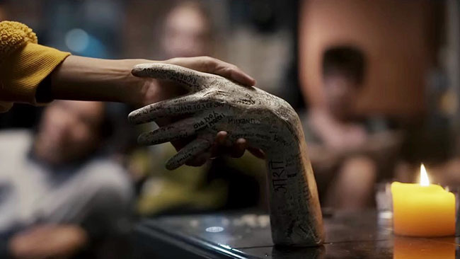 فیلم با من حرف بزن talk-to-me.jpg