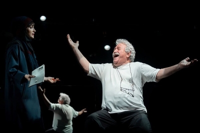 این متن برای تسلیت به آقای هژیرآزاد نیست/ نسلی که وقتی چراغ خانه خاموش می شود چراغ صحنه را روشن نگه می دارند